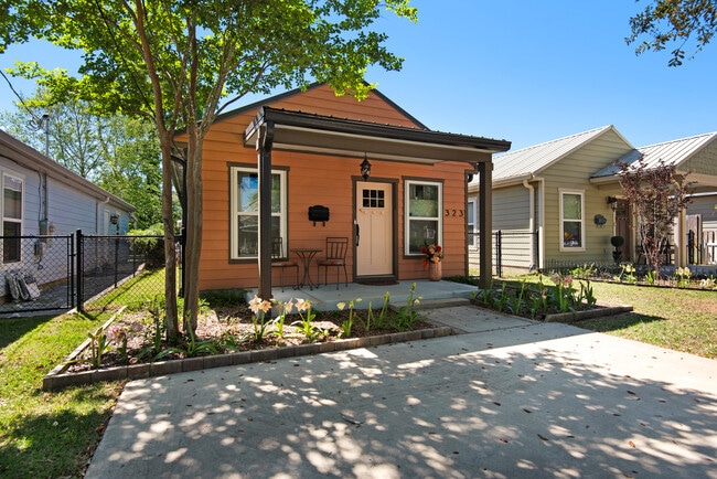 Building Photo - 323 N Reus St Rental