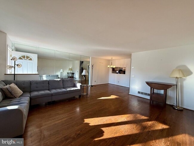 Photo - 28 Servan Ct