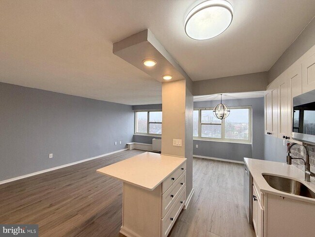 Photo - 903 Barclay Towers