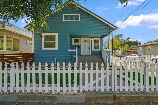 Building Photo - Charming 3 Bedroom Home Near Broadway | Spacious Layout | Prime Sacramento Location