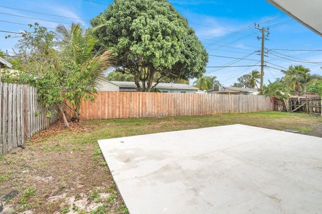 Photo - 1511 NE 32nd Ct