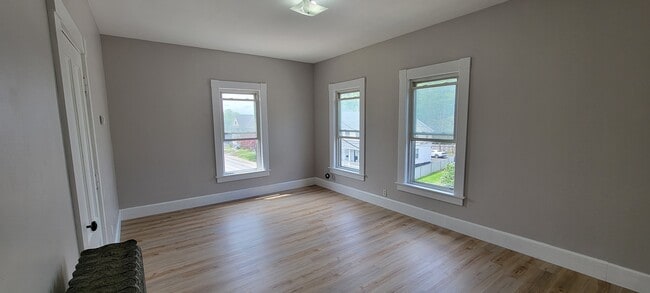 Large Living Room or Bedroom - 47 Pine St Apartments Unit 47 Pine 2nd Floor Right#7