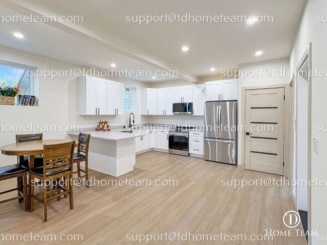 "Charming 864 Sq Ft 1-Bed Oasis in University Place – Perfect for Cozy Living!"