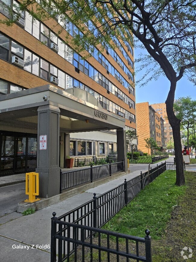 Building Photo - 6030 N Sheridan Rd Unit 1104 Rental