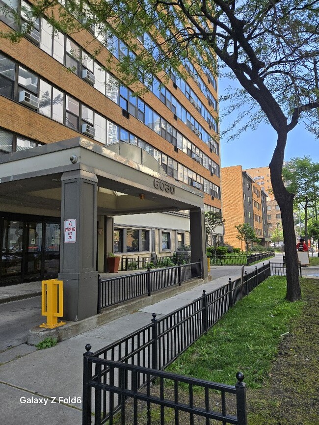 Front Entrance - 6030 N Sheridan Rd Unidad 1104 Rental