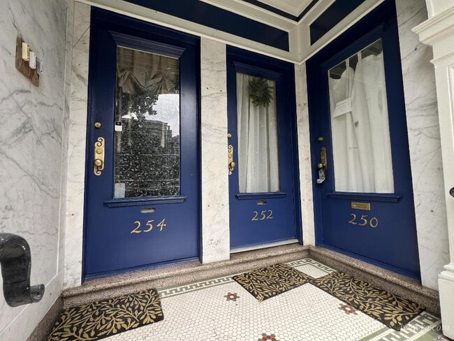 Photo - 250-254-254 Carl St Unidad 250