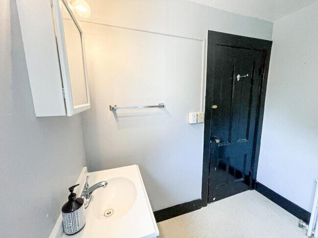 Photo - 705 E Seneca St