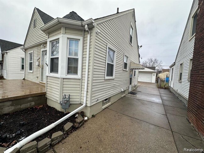 Photo - 6108 Barrie St