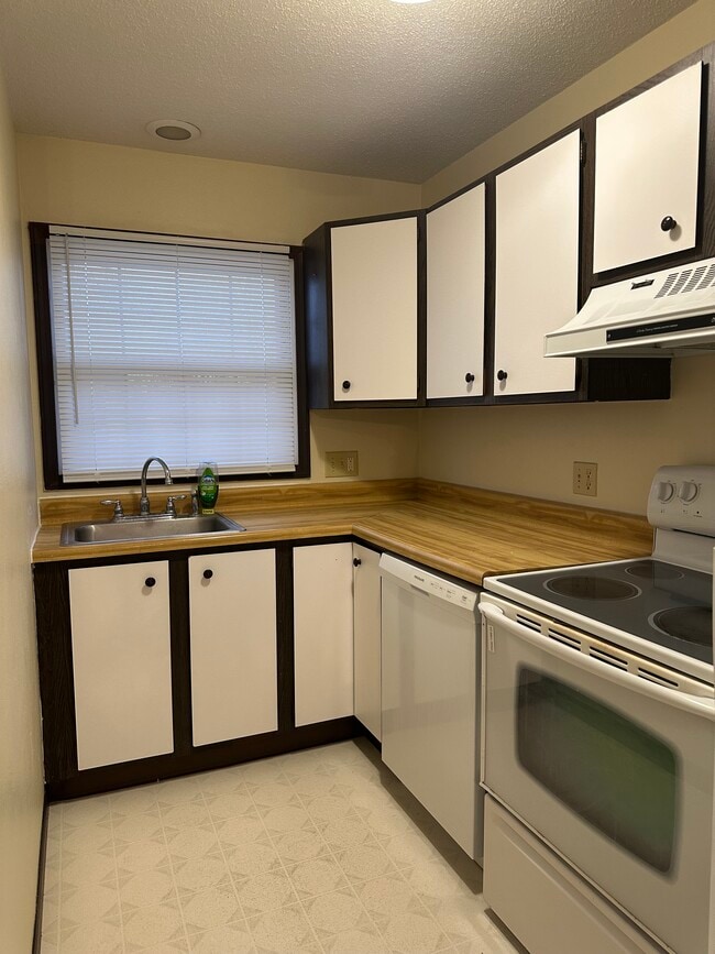 Photo - Two bedroom Townhouse off Lewis Ave near Alexis Rd.