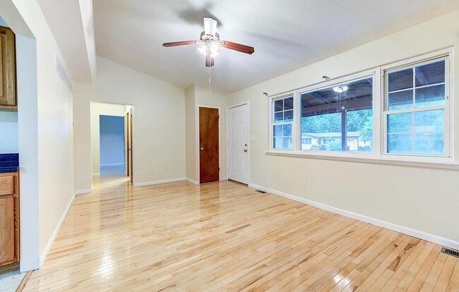 Photo - 805 Holiday Ave