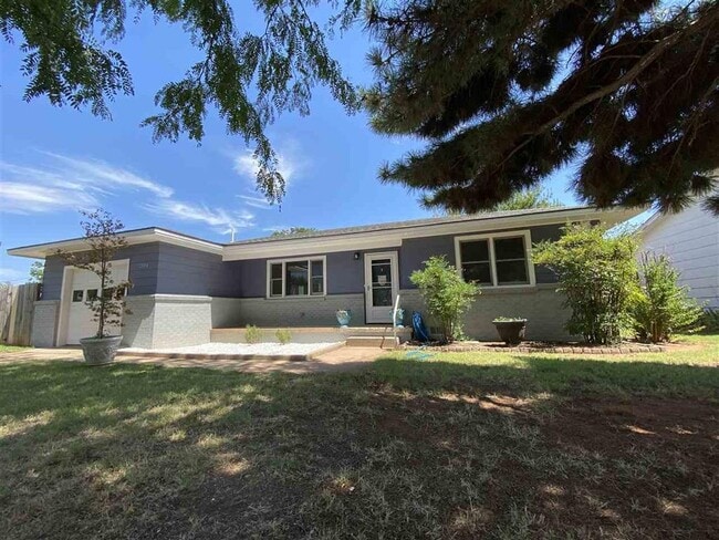 Building Photo - 2104 3rd St