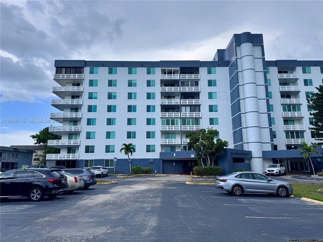 Building Photo - 919 Hillcrest Dr Unit 102