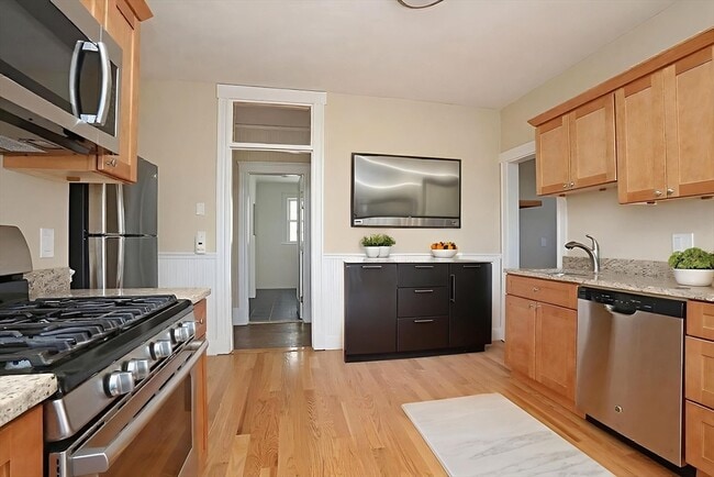 Building Photo - 1 Orient Ave Unit 2B