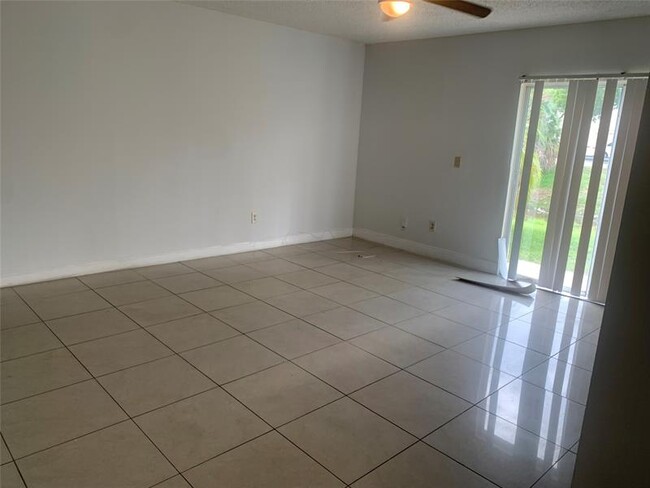 Building Photo - 10641 NW 45th St Unit 10645 Rental