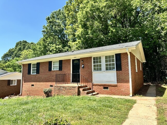 Photo - 1713 Longleaf Dr House