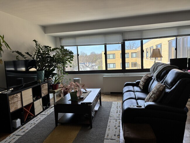 5410 Connecticut Ave NW Unidad Bright 2bdrm in Chevy Chase DC