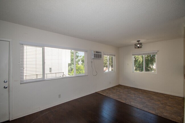 11100 Camarillo St Unit 04