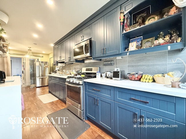 Photo - Spacious 3-Floor Semi-Detached Home with Huge Backyard & 3 Parking Spaces – Scarborough