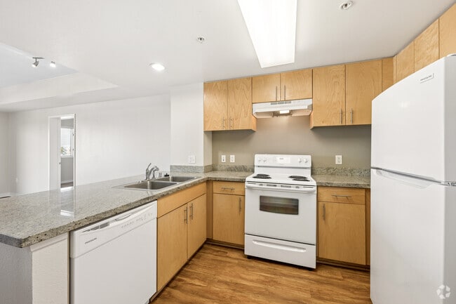 2BR, 1BA - 860SF - Kitchen