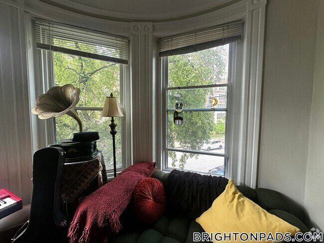 Building Photo - 511 Beacon St Rental