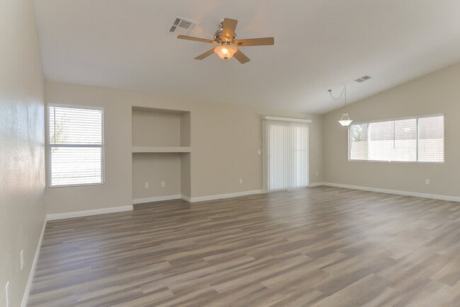 1100 Sport of Kings Ave