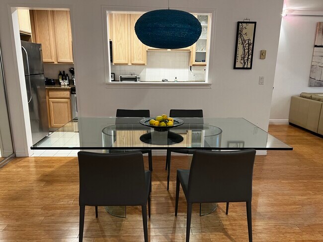 Dining room table - 901 10th St Unidad Furnished Home w Den