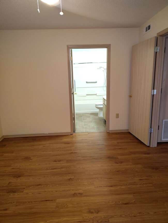 Bedroom/Bathroom