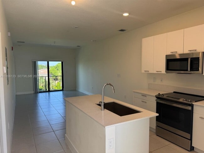 Building Photo - 8001 NW 41st St Unit F-310