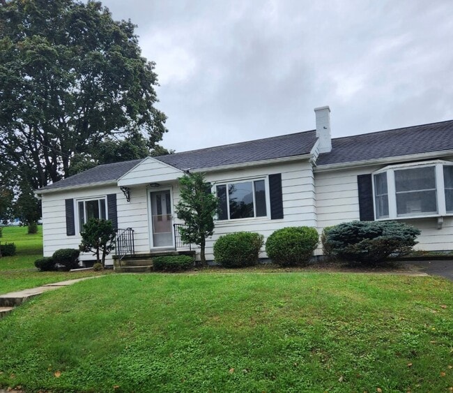 Building Photo - Lovely 2 BR 1 BA rancher near Penn Manor H...