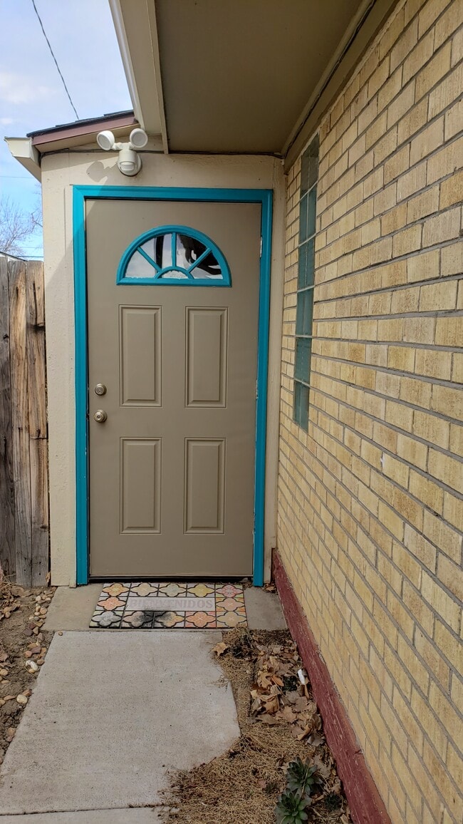 Private entry - 3250 Jasmine St Unidad B