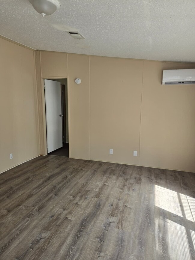 Photo - 910 W Maxanna Blvd