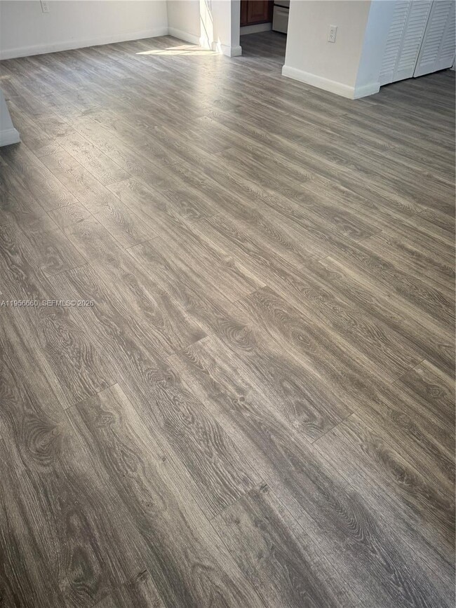 Photo - 7130 Rue Versailles Dr Unit 4