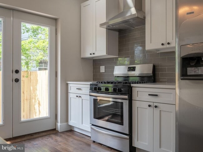 Photo - 2930 Nicholas St