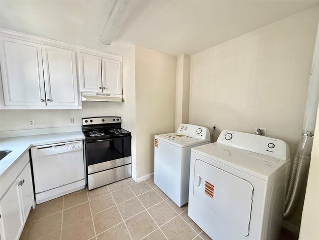 Building Photo - 3910 Hoffman St Rental