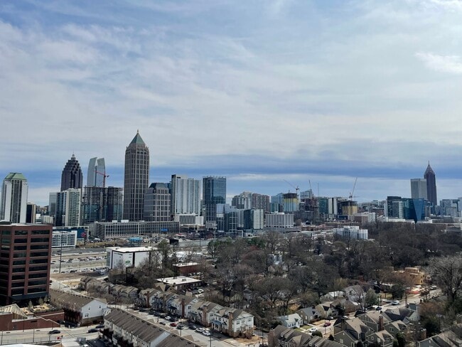 Building Photo - Spacious 2 Bedroom Corner Unit in Sought After Luxurious Highrise