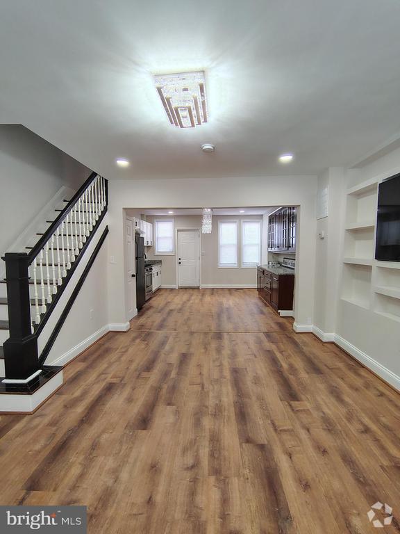 Building Photo - 2664 W Franklin St Rental