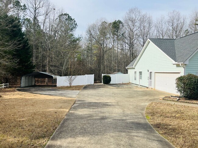 Photo - Beautiful 4 bedroom home sitting on 3 acres in Senoia! Must see!
