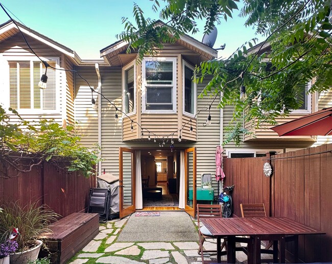 Building Photo - 2bd/1.5ba Seattle Townhome