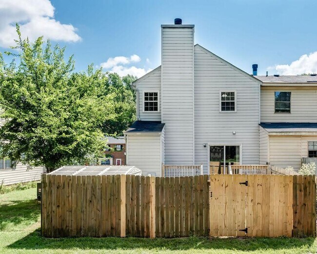 Photo - Live Comfortably in Williamsburg! Spacious...