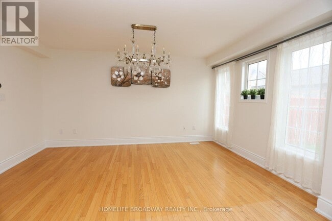 Photo - 775 Bur Oak Ave