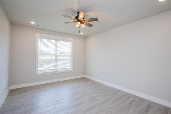 Photo - 300 White Oak St