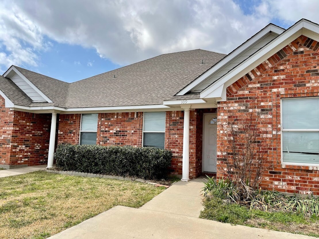 Photo - 107 S 1st St (Sanger, TX)