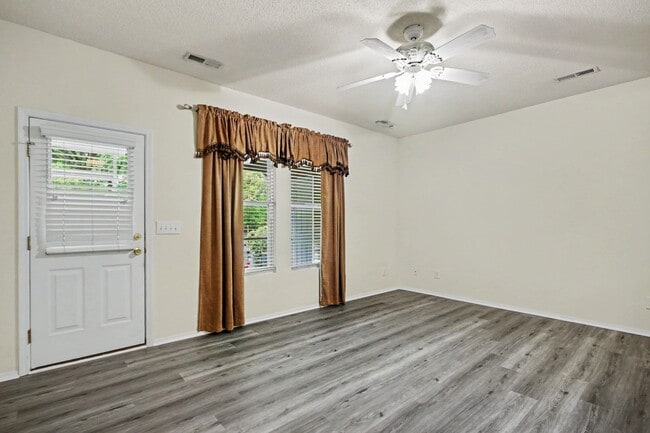 Photo - 113 Olde Towne Way