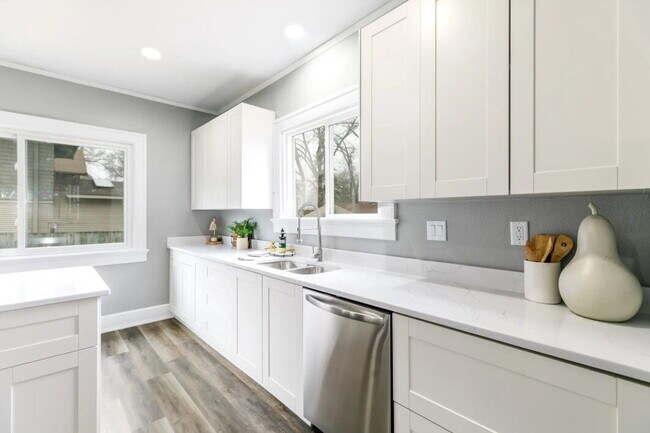Photo - 3 bedroom / 2 bathroom home with Fenced Ba...