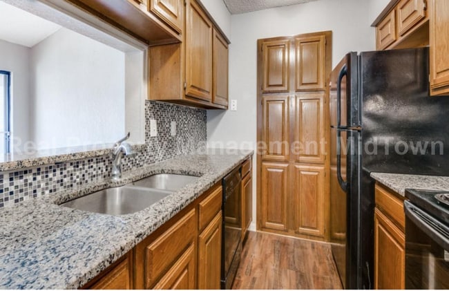 1101 Calico Ln