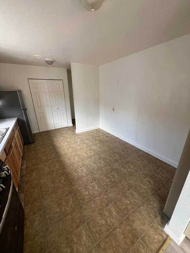 Oroville-3 bedroom 1 bath home, yard, newl... - Oroville-3 bedroom 1 bath home, yard, newl...