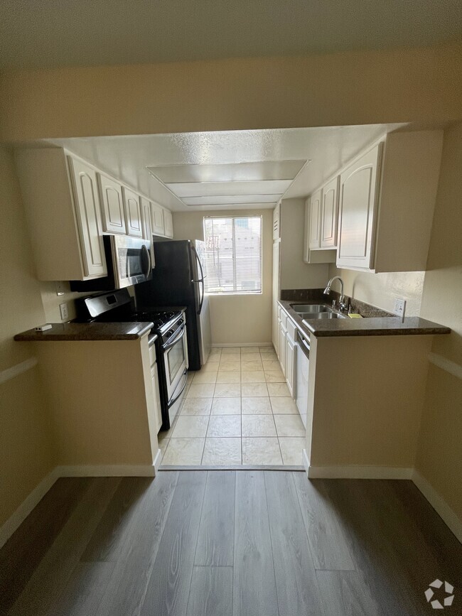 Building Photo - 10960 Bluffside Dr Unit #105 Rental