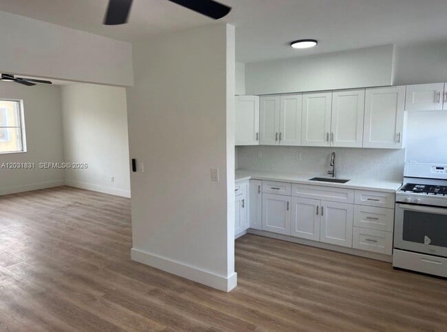 Building Photo - 7730 Byron Ave Unit 4