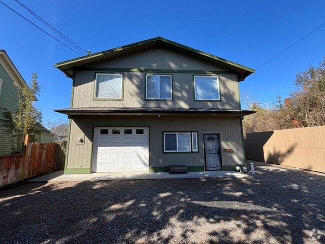 Building Photo - 3 bed, 2 bath Home in Lettered Streets wit...