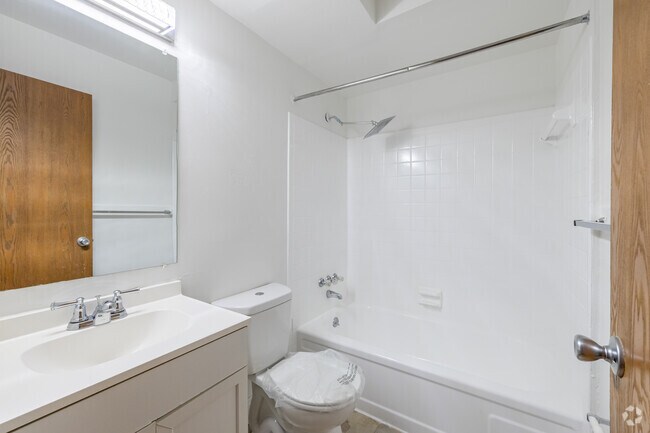 1BR, 1BA - 744SF - Traditional with in unit laundry